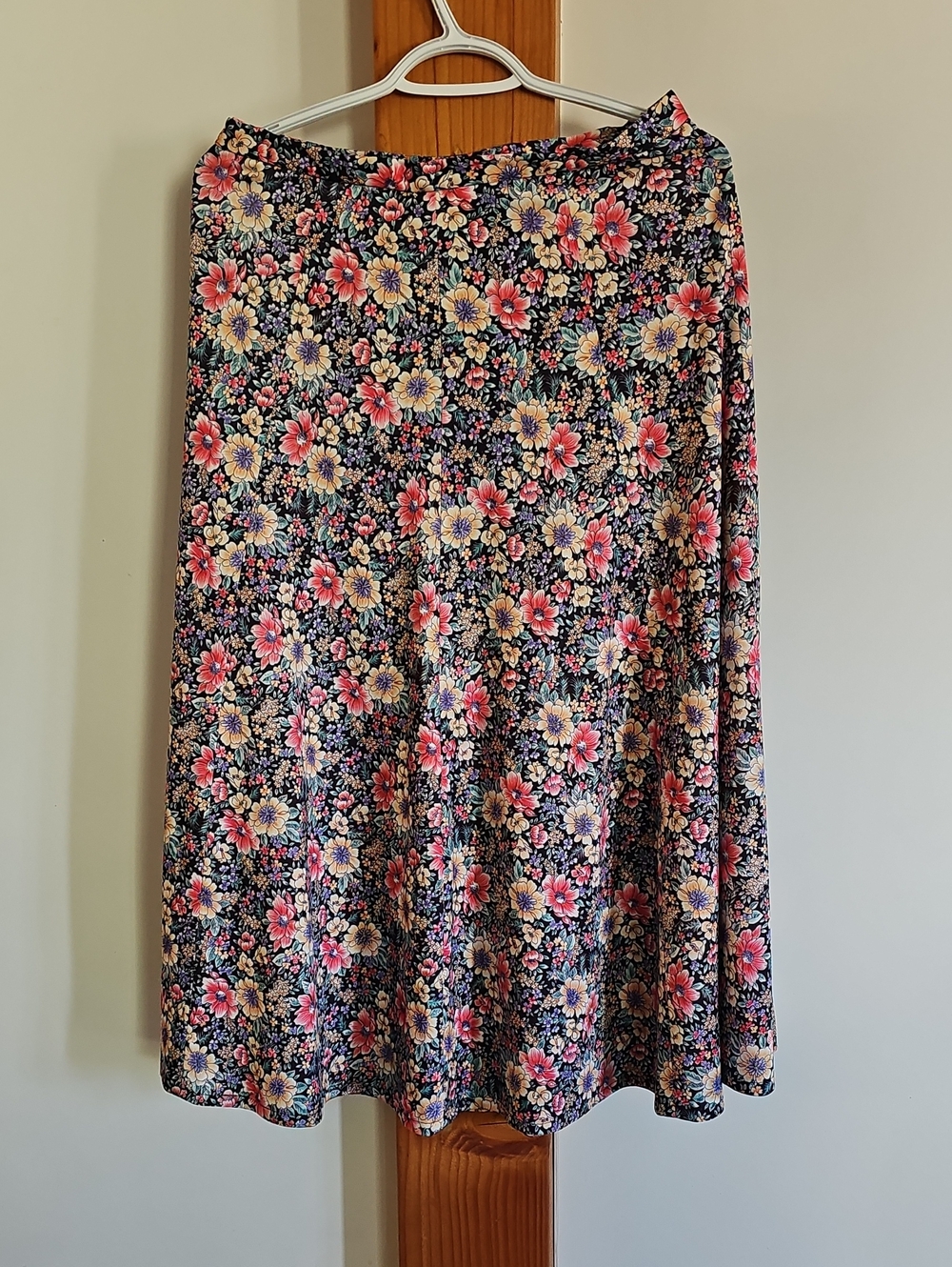 Vintage 70s Floral A-Line Midi Skirt in Navy with Pink & Cream Blooms